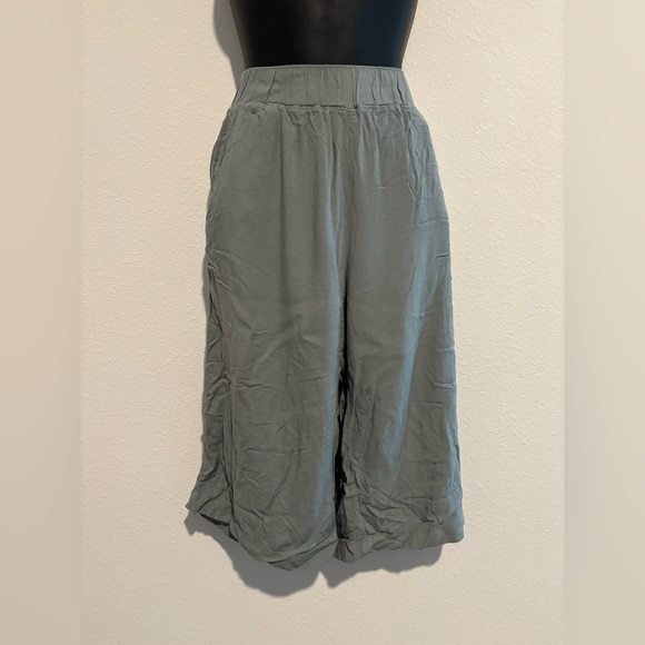 SoundStyle Pants - Elegant Women's Wide Leg Pants in Gray